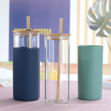 Taza de agua de vidrio de manga de silicona con tapa de bambú